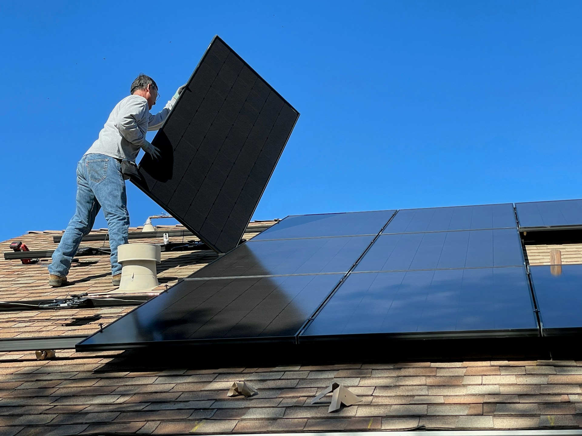 Installation de panneaux solaires sur un toit