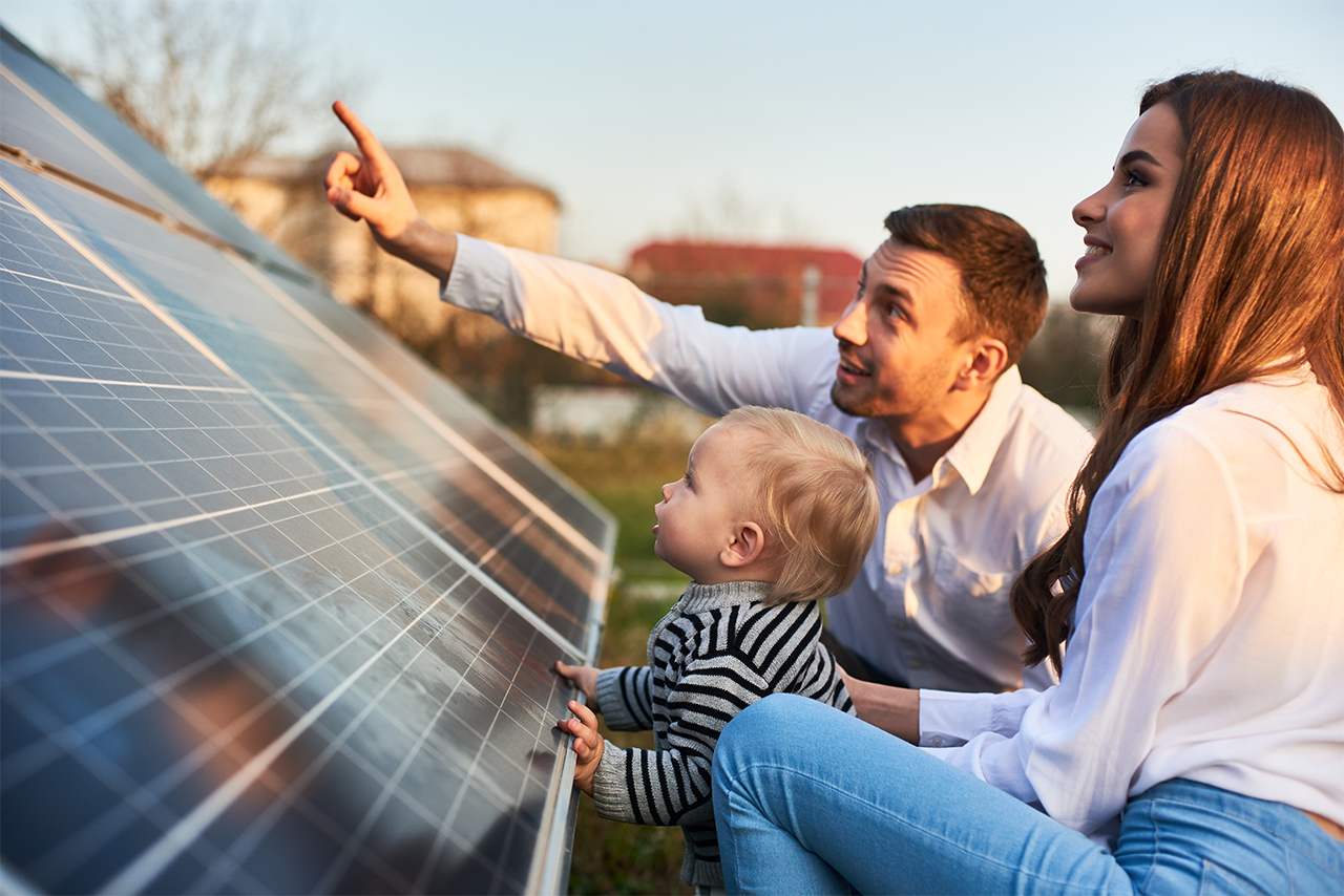 Famille devant des panneaux solaires