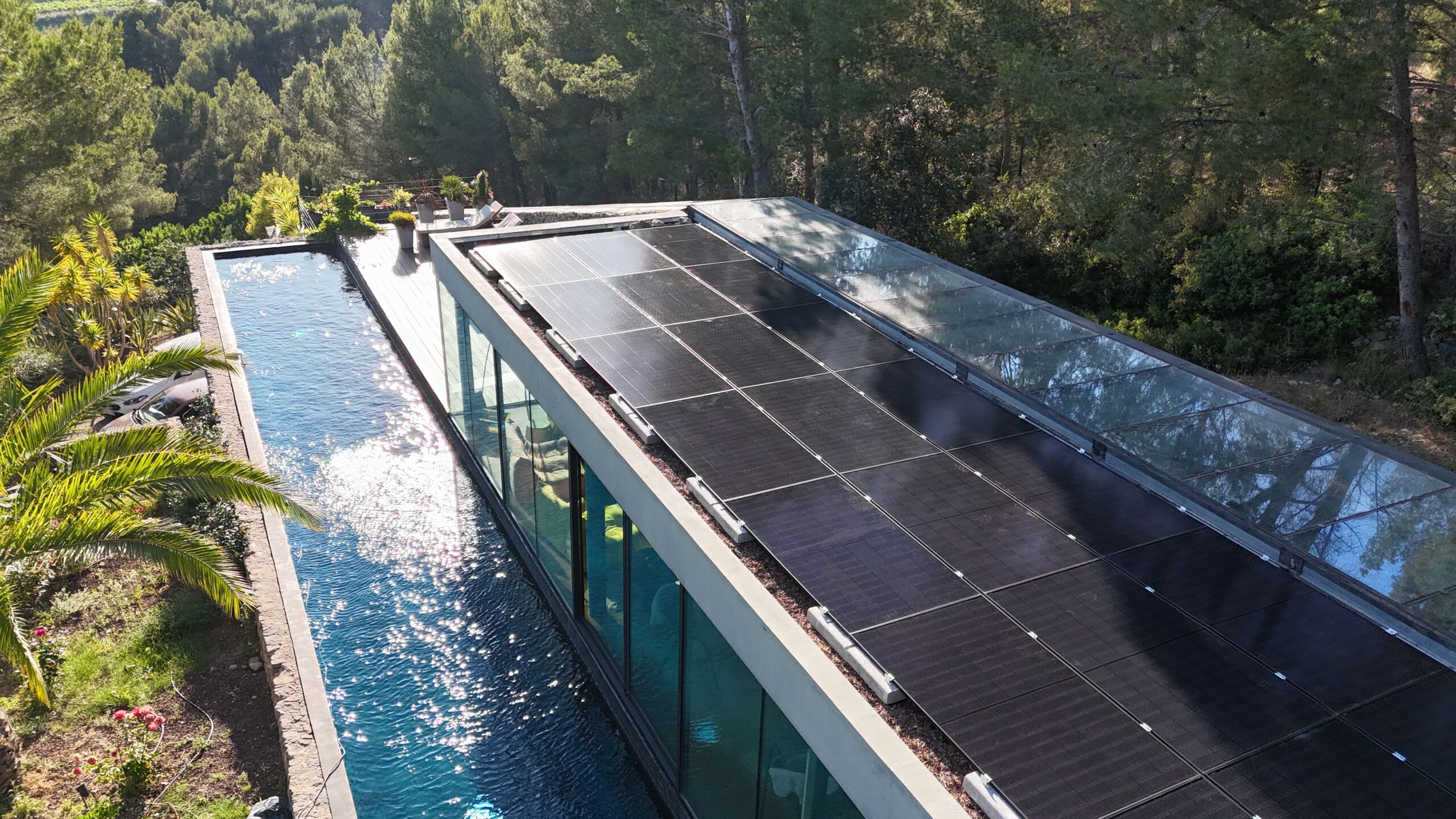 Installation Photovoltaique sur toit plat Installation photovoltaïque de 20 KWc réalisée sur un toit plat à Bandol