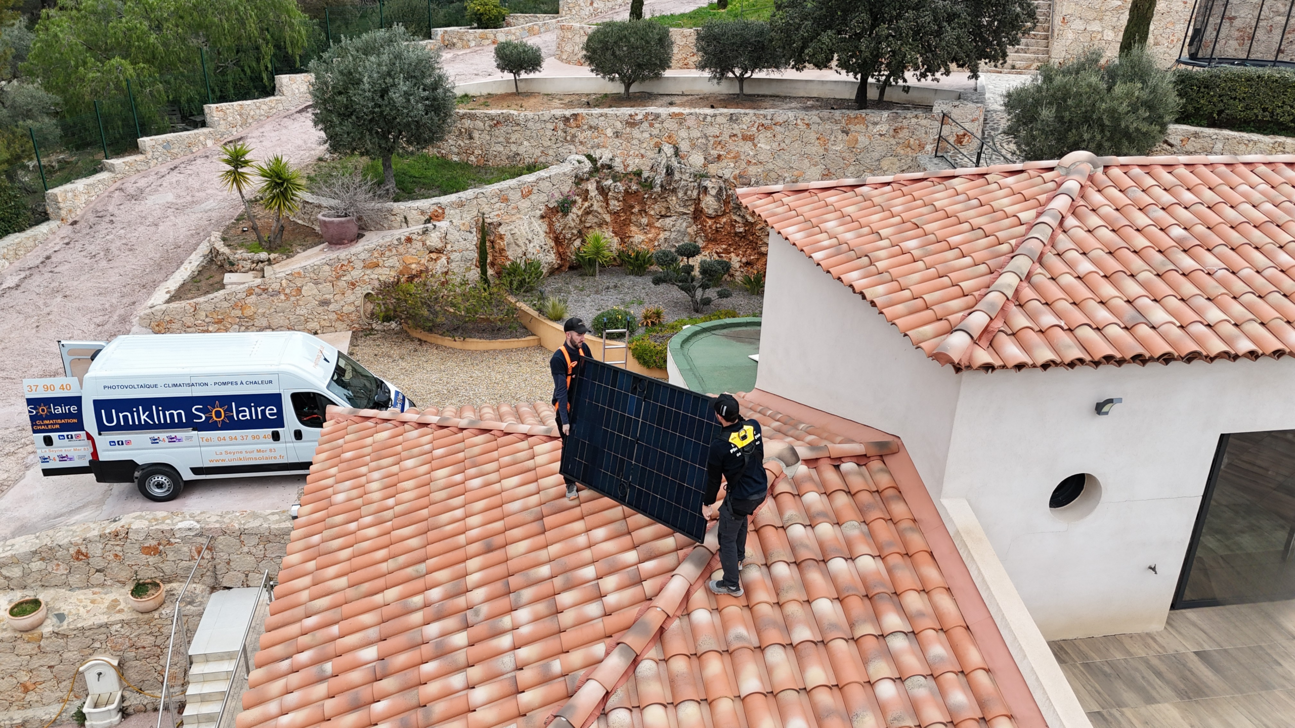 Installation Photovoltaïque Installation de panneaux photovoltaïques par des techniciens Uniklim Solaire